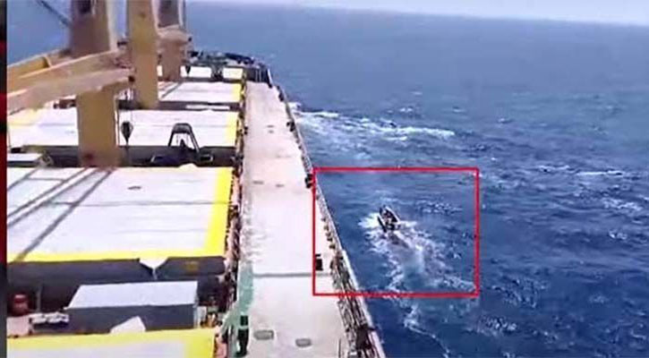 জিম্মি জাহাজে ভারী অস্ত্র বসিয়েছে জলদস্যুরা